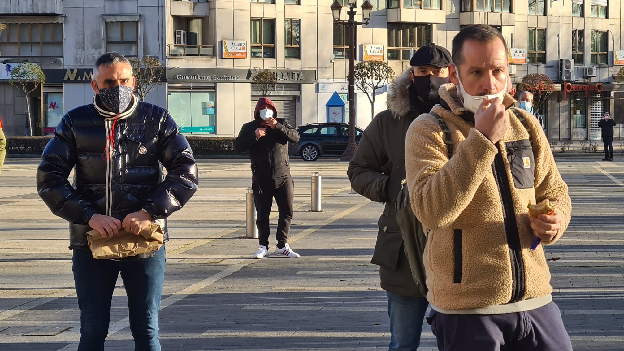 Los hosteleros comen «frío» en San Marcos ante la clase política «que viene de comer caliente». La convocatoria a través de redes sociales del sector reúne a cerca de medio centenar de trabajadores para reclamar ayudas y una vuelta a la actividad sin límites. «En medio de la pandemia, con la que está cayendo, nos tienen cerrados y ellos vienen a inauguraciones, ¿se ríen de nosotros?». 