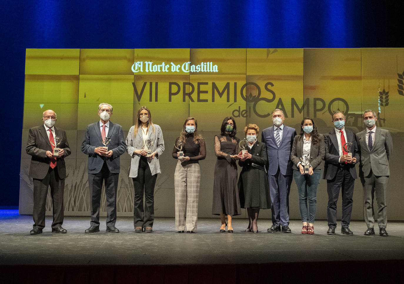 Los premiados, con sus galardones. 