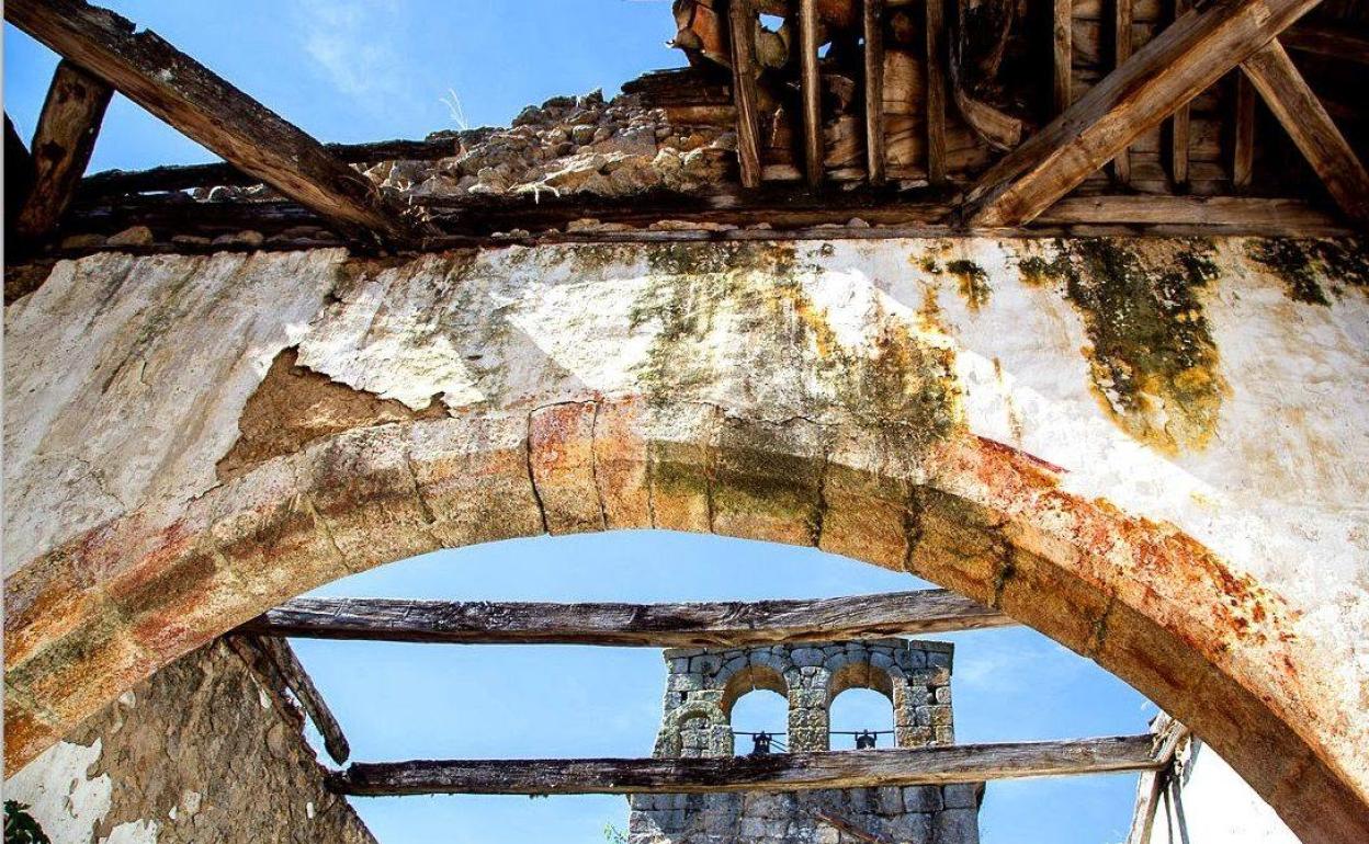 Imagen que muestra el grave deterioro de la iglesia de SanFabián y San Sebastián. 