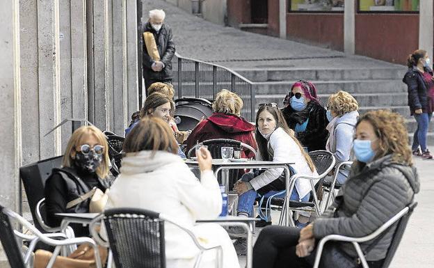 Varias personas tomando algo en una terraza de Aranda de Duero (Burgos).