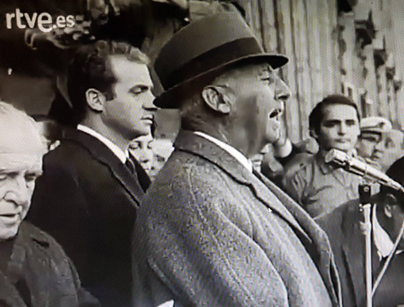 Instantánea del NO-DO con Franco y el príncipe Juan Carlos dirigiéndose a los manifestados en Madrid.