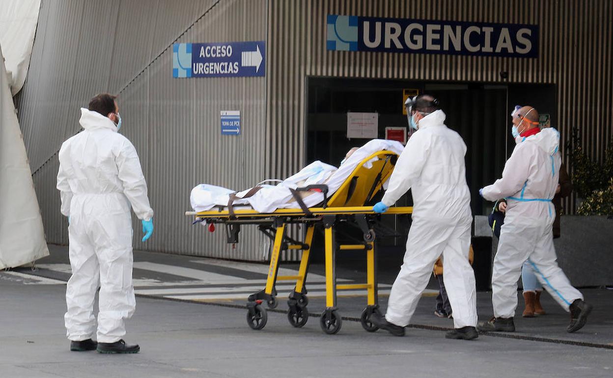 Traslado de un paciente en la zona de triaje de Urgencias del Hospital Clínico, en Valladolid. 