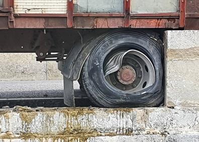 Imagen secundaria 1 - Un camión daña parte del pretil del Puente Viejo de Saldaña cuatro meses después de su reforma