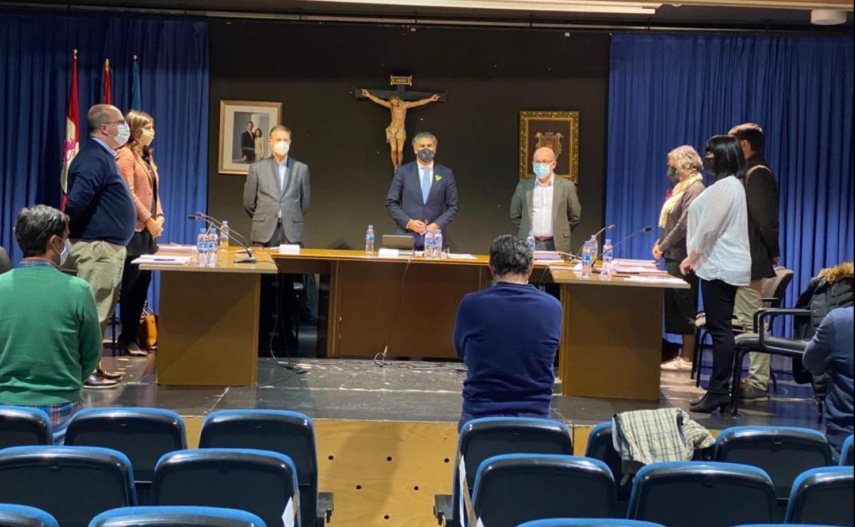Respetuoso minuto de silencio antes del inicio de la sesión por parte de la totalidad de concejales de Simancas en memoria de las víctimas de coronavirus en el municipio. 