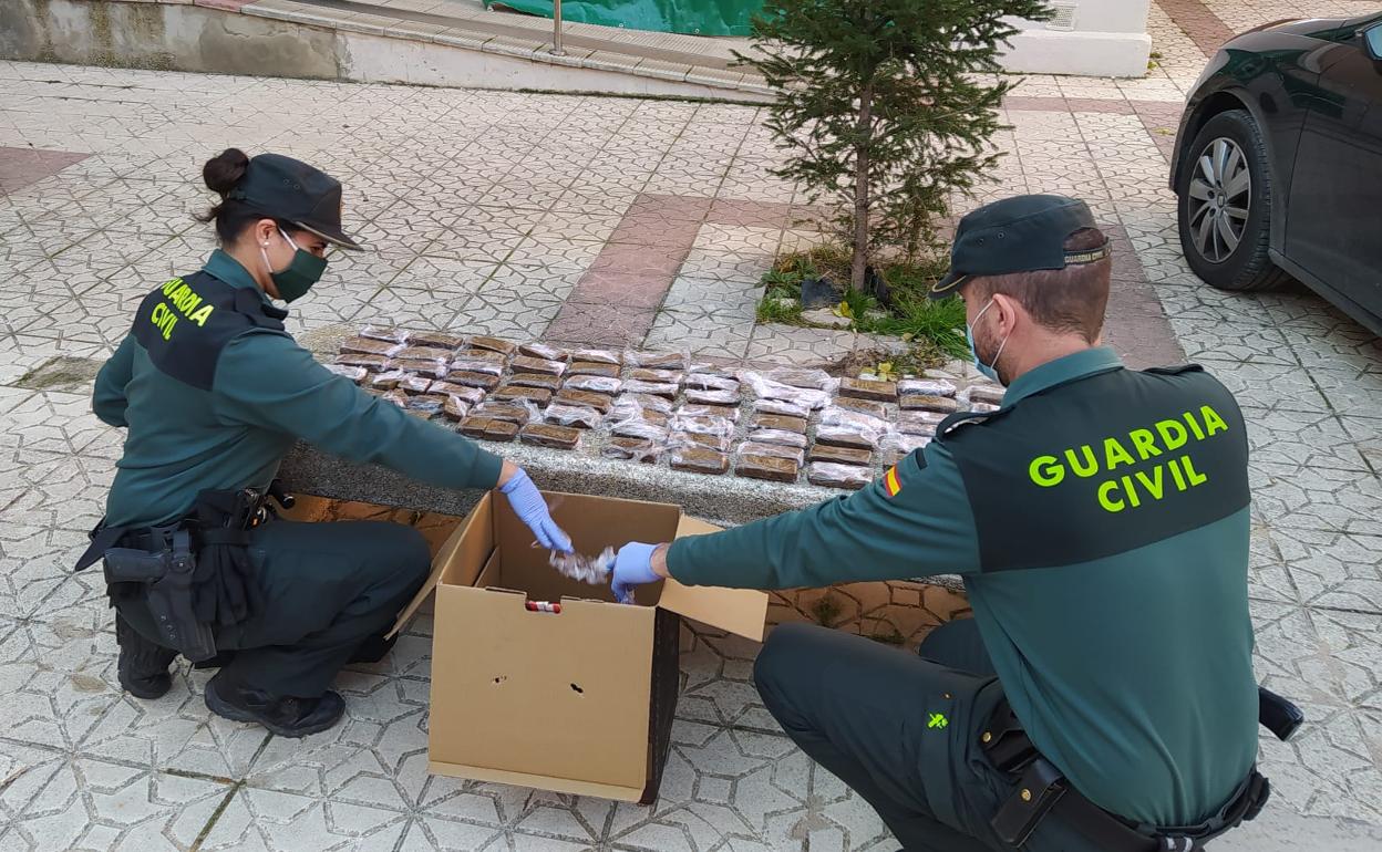La Guardia Civil detiene a un hombre que llevaba en el turismo en el que viajaba 6,5 kilogramos de hachís en Arcos de Jalón (Soria). 
