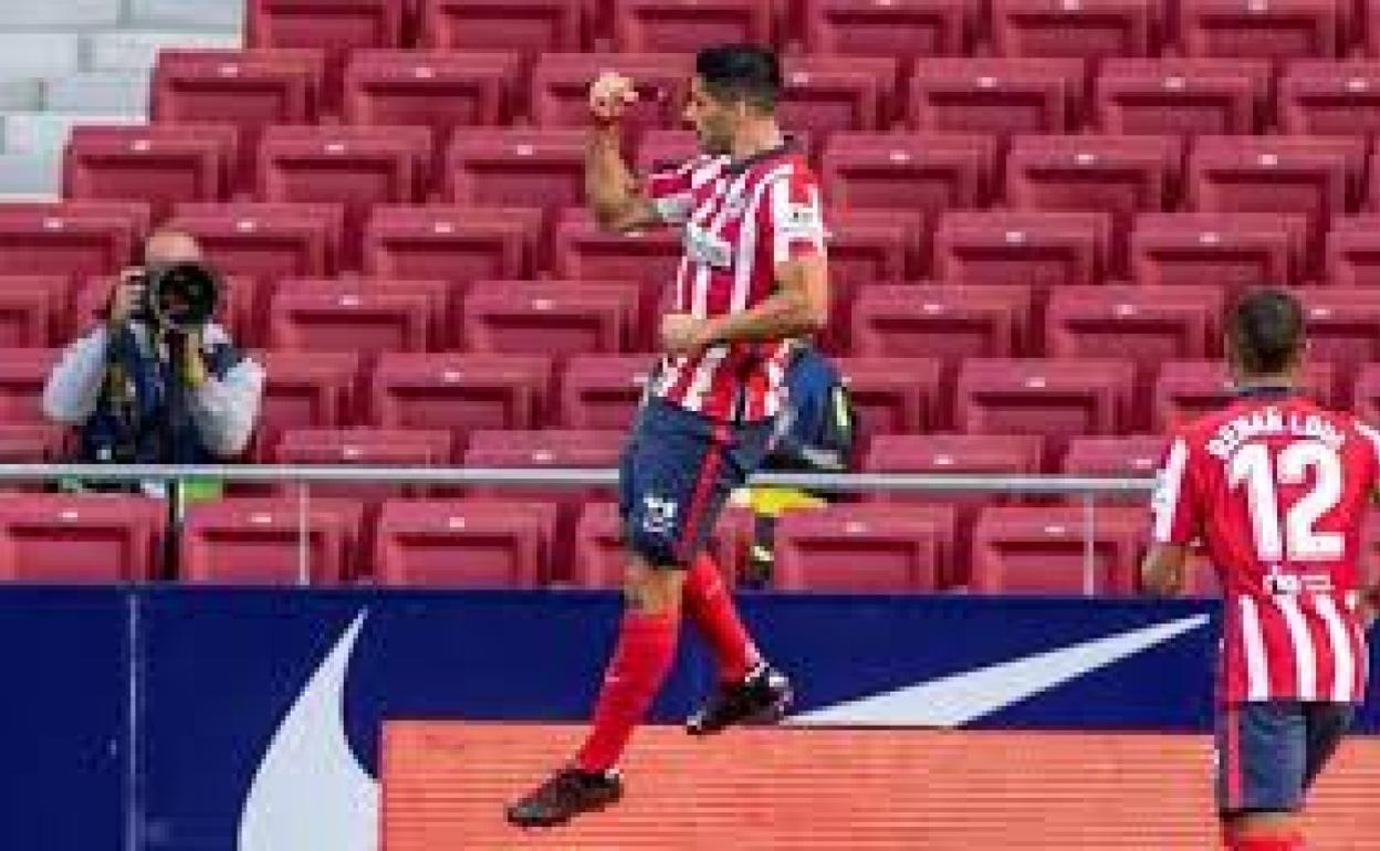 Luis Suárez celebra uno de los goles que marcó en su debut con el Atlético. 