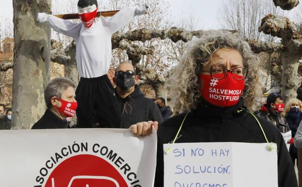 Los autónomos de Venta de Baños escenifican su crucifixión en una protesta