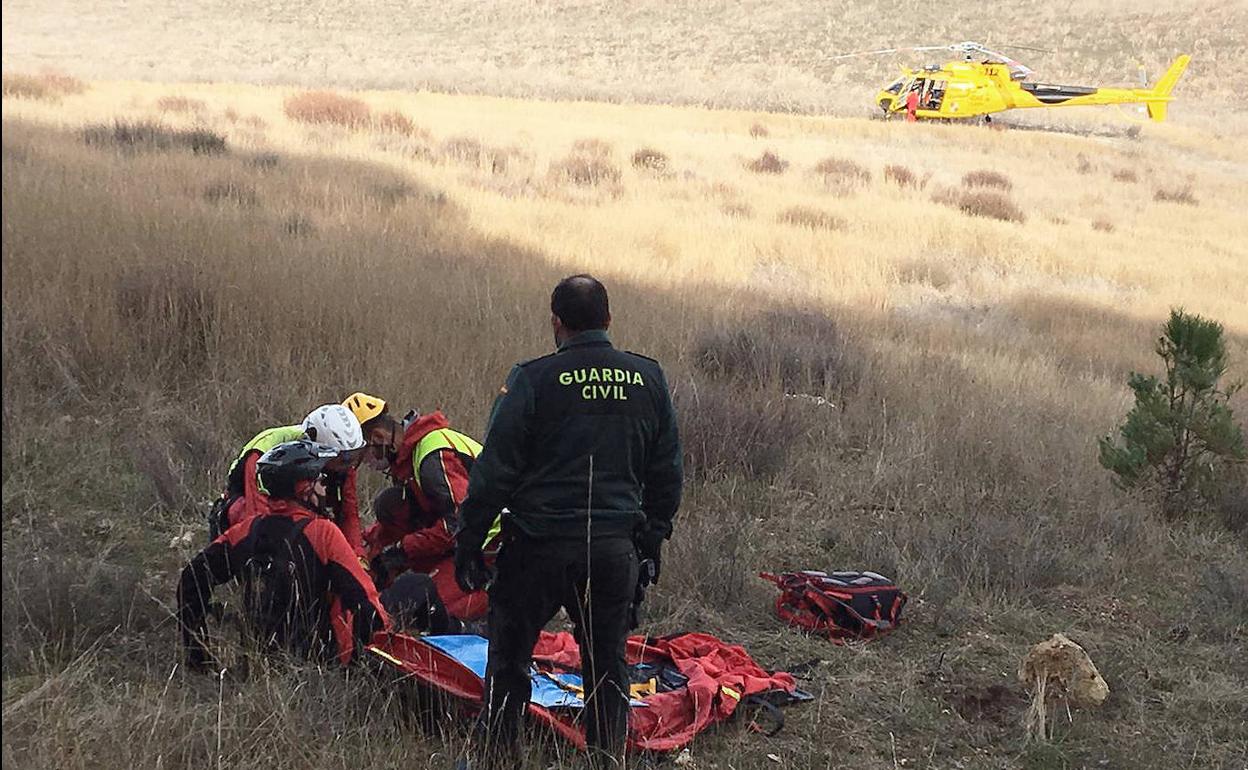 Los rescatadores auxilian al ciclista herido en uno de los cerros de Renedo. 