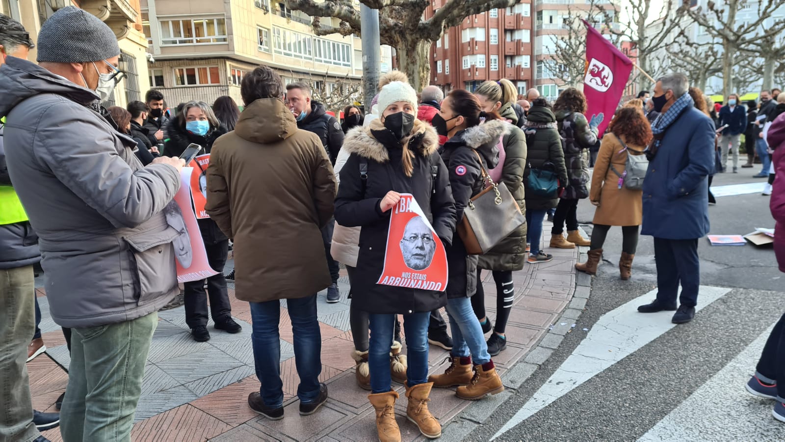 Los hosteleros de León salen a la calle para denunciar «la muerte del sector» y de la propia provincia de León. La hostelería reclama medidas de apoyo urgente para superar una situación crítica. 