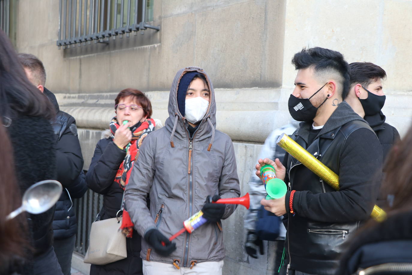 Los hosteleros de León salen a la calle para denunciar «la muerte del sector» y de la propia provincia de León. La hostelería reclama medidas de apoyo urgente para superar una situación crítica. 