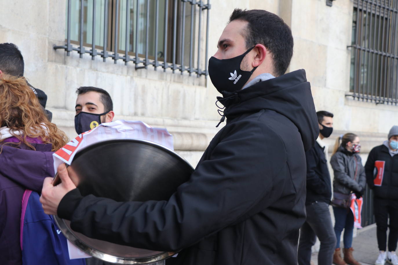 Los hosteleros de León salen a la calle para denunciar «la muerte del sector» y de la propia provincia de León. La hostelería reclama medidas de apoyo urgente para superar una situación crítica. 