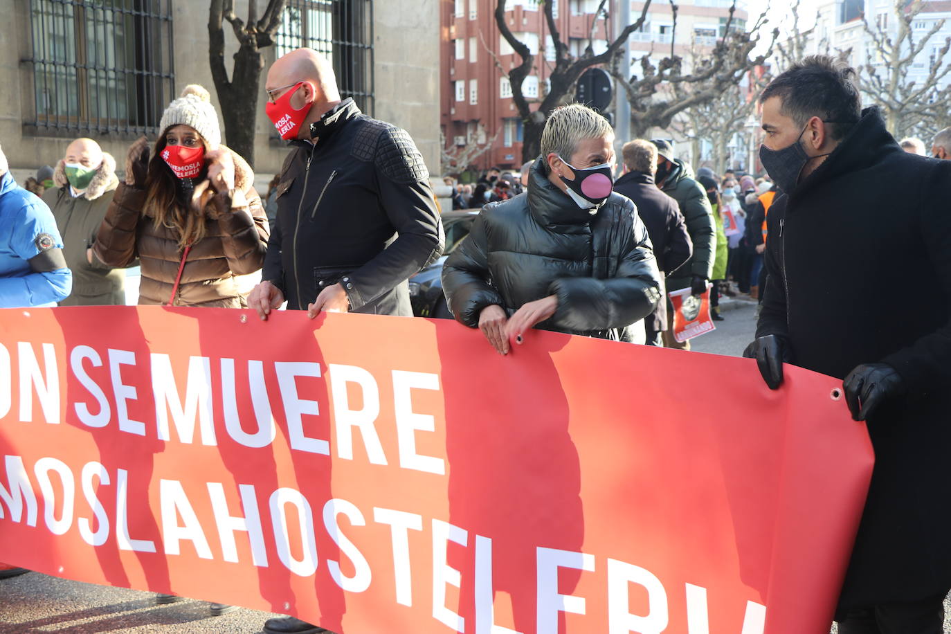 Los hosteleros de León salen a la calle para denunciar «la muerte del sector» y de la propia provincia de León. La hostelería reclama medidas de apoyo urgente para superar una situación crítica. 