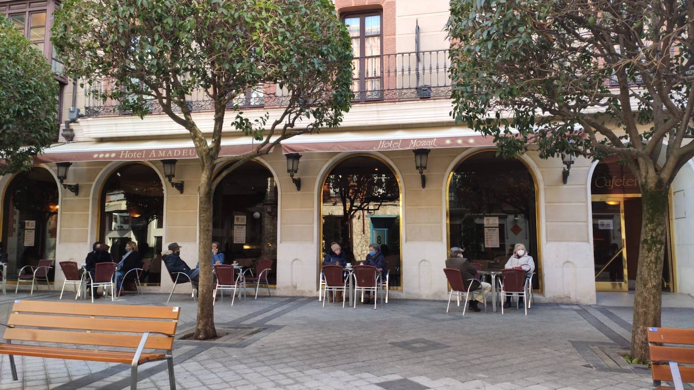 Terraza de la cafetería del Hotel Mozart