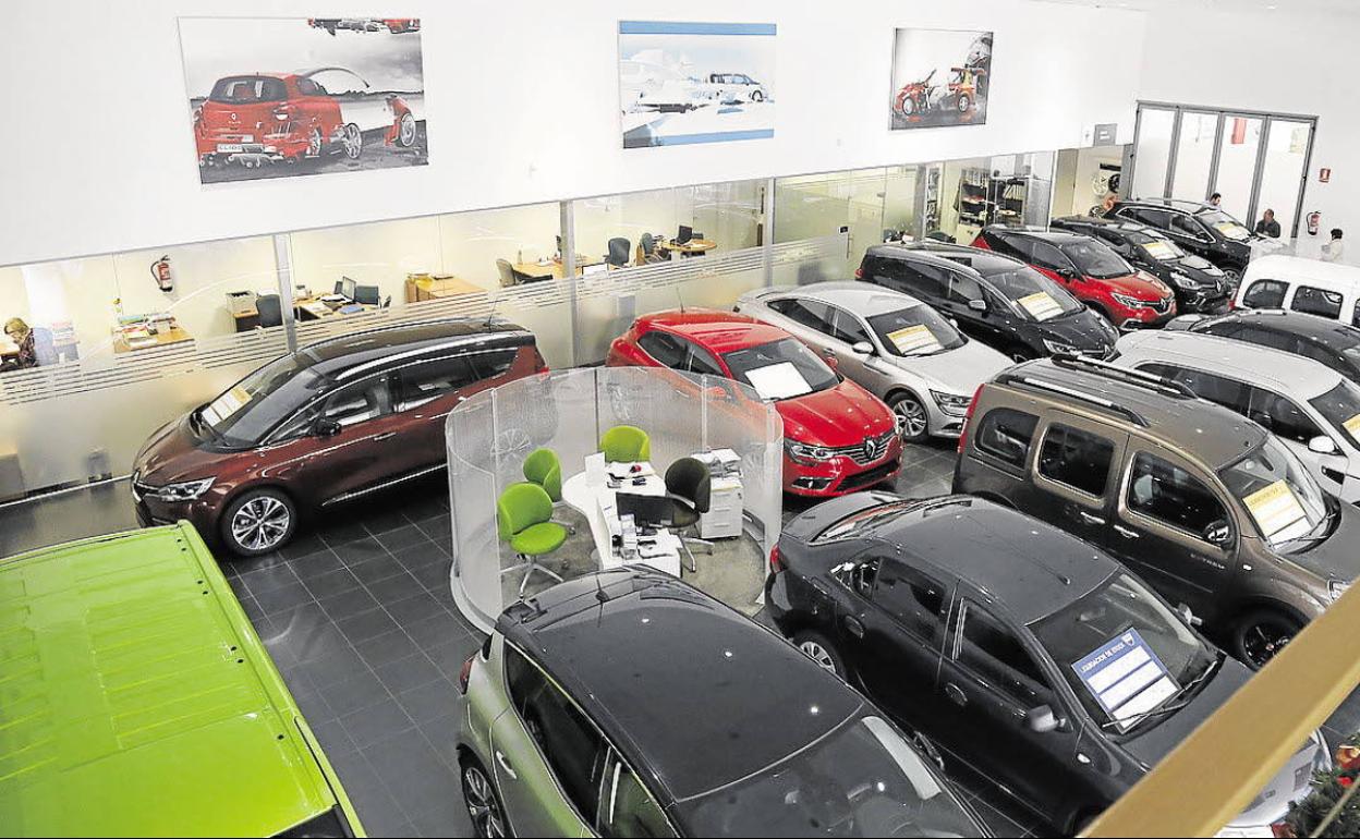 Interior de un concesionario de automóviles de Castilla y León con su stock de automóviles a la venta. 