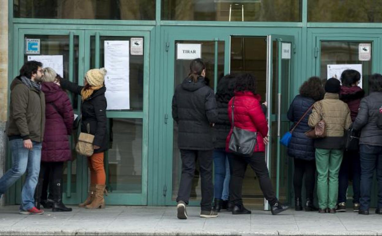 Aspirantes a una plaza de personal de servicios consultan la distribución de las aulas antes de acceder al examen