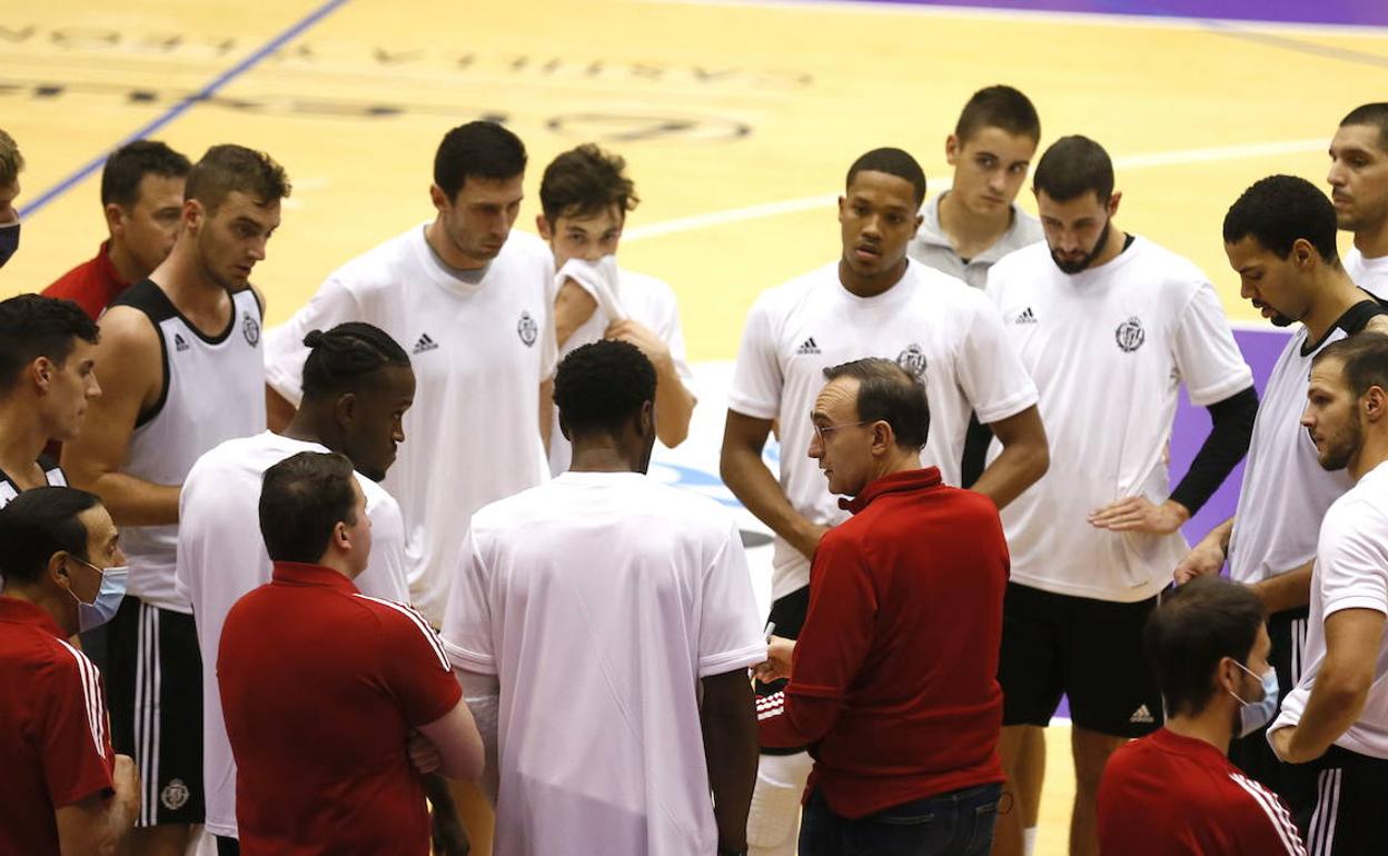 Hugo López da instrucciones en un tiempo muerto en el amistoso de pretemporada ante Oviedo. 
