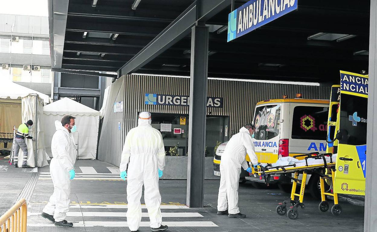 Presonal sanitario recibe pacientes llegados al Clínico de Valladolid en ambulancia. 