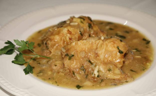 Bacalao en salsa verde con piñones de Tierra de Pinares. 