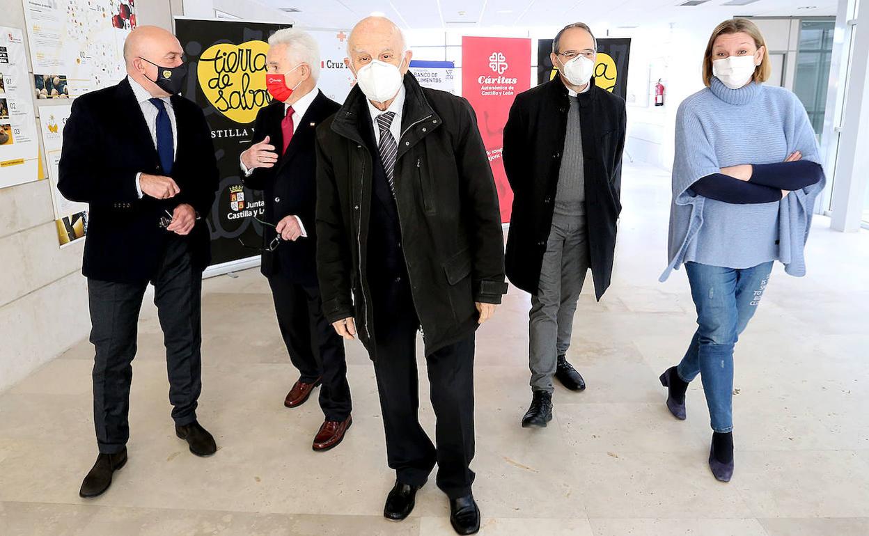 Los consejeros de Agricultura y Familia, a izquierda y derecha de la foto, respectivamente, junto a los responsables de Banco de Alimentos, Cáritas Diocesana y Cruz Roja en Castilla y León.