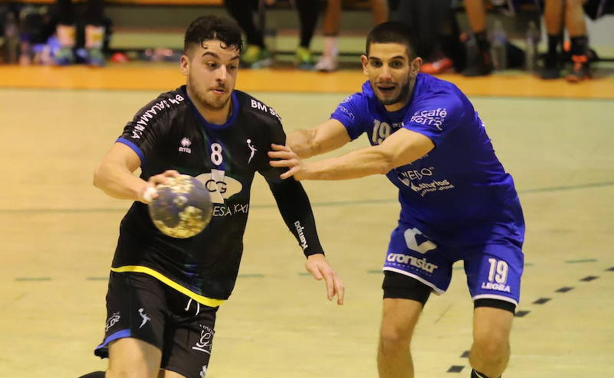 Hugo Garín, ante un rival asturiano. 