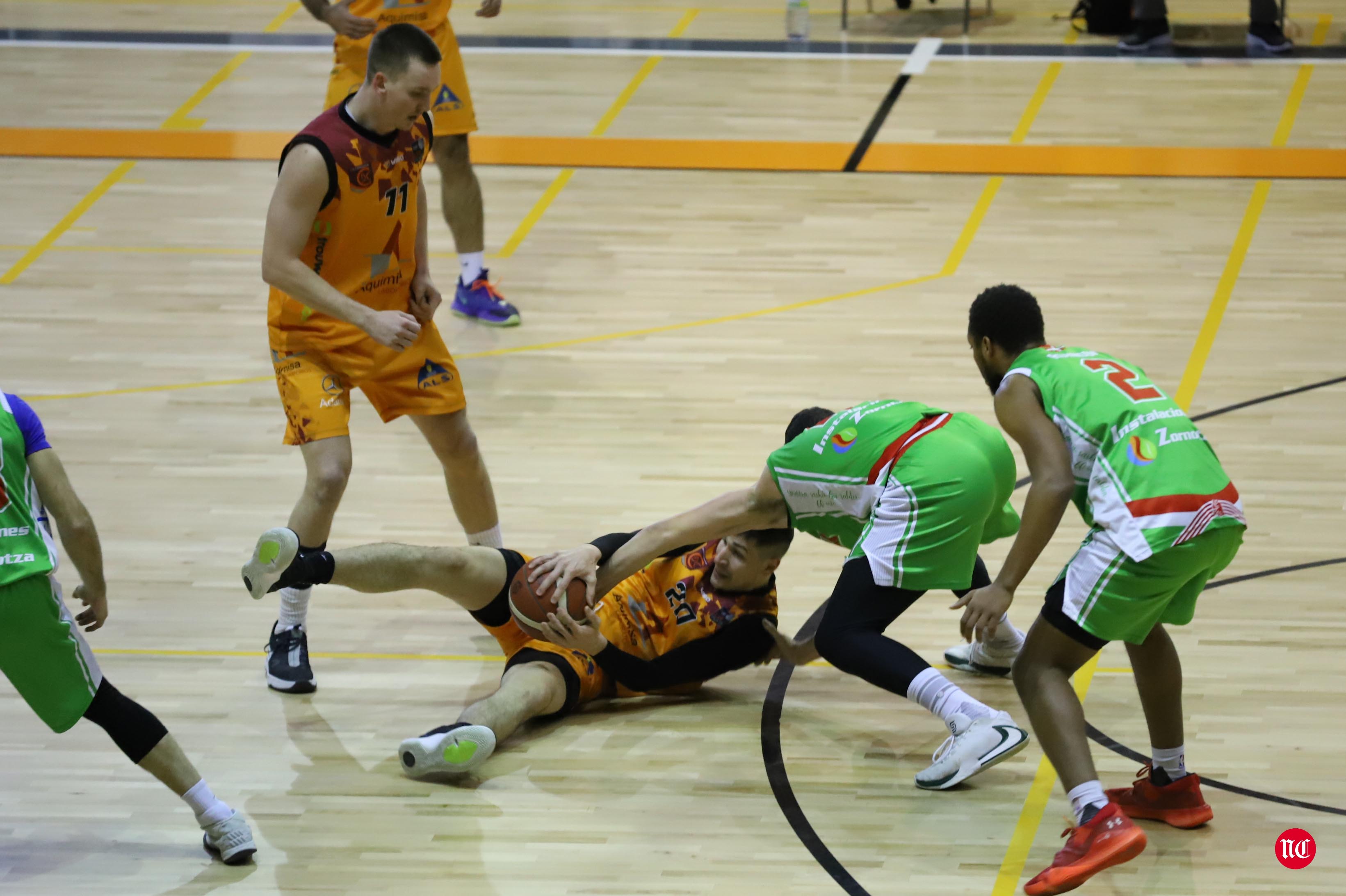 Fotos: El Zornotza pone fin a la imbatibilidad del Aquimisa Carbajosa en casa (75-87)