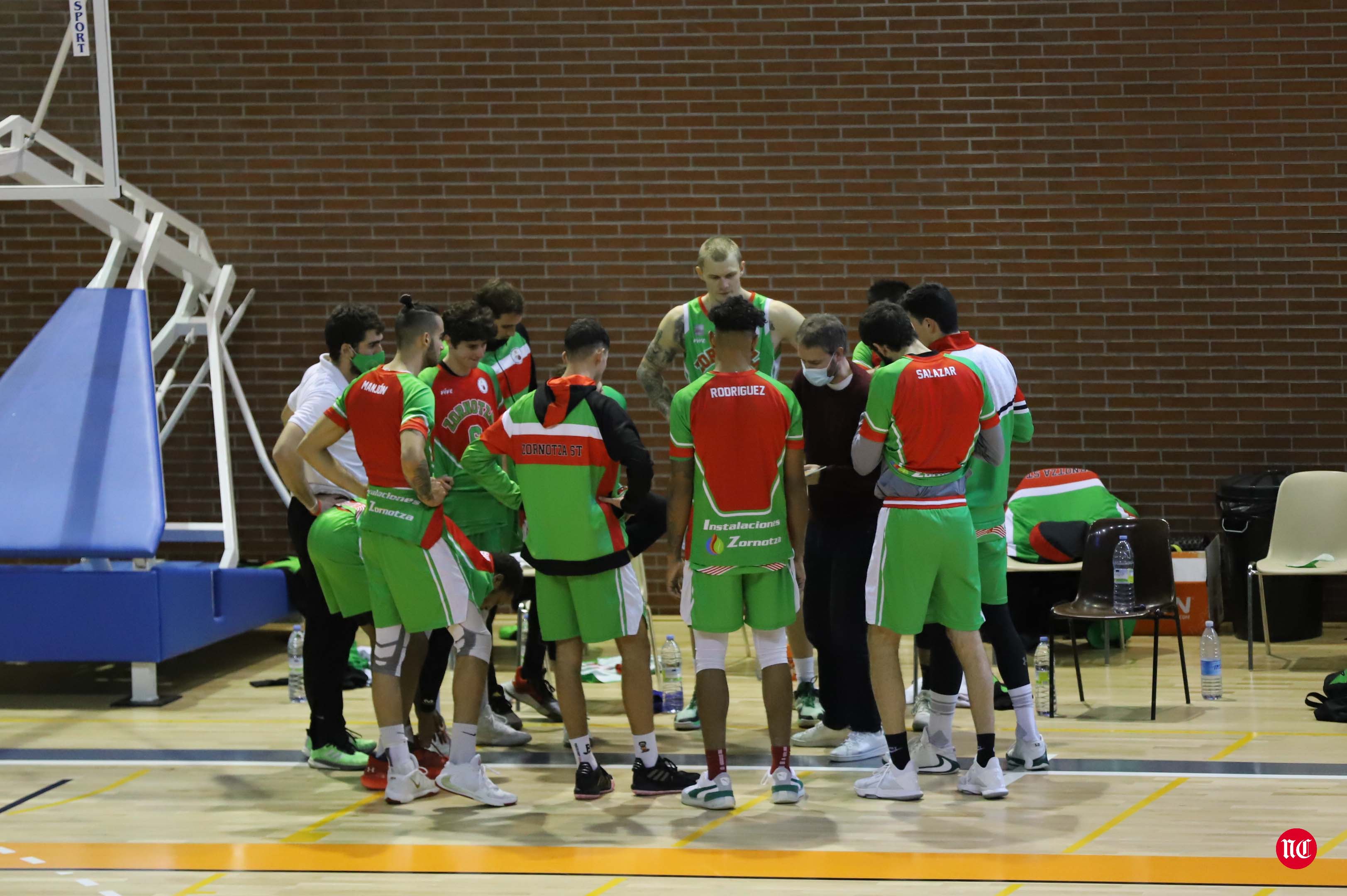 Fotos: El Zornotza pone fin a la imbatibilidad del Aquimisa Carbajosa en casa (75-87)