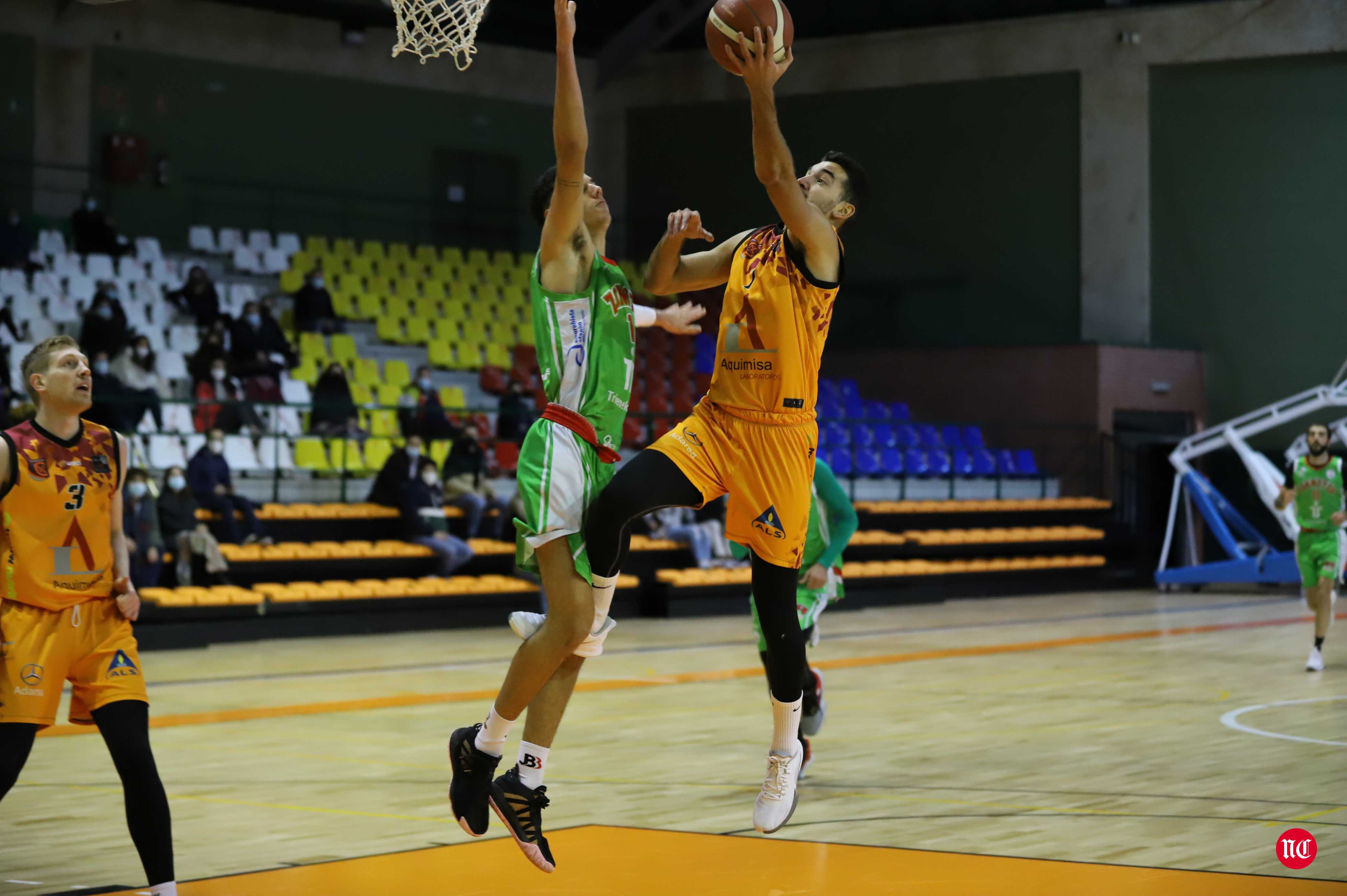 Fotos: El Zornotza pone fin a la imbatibilidad del Aquimisa Carbajosa en casa (75-87)