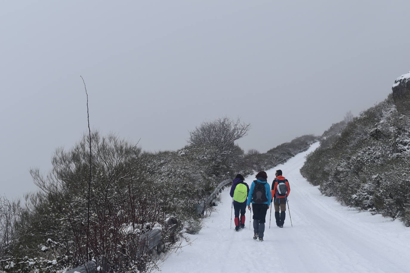 La nieve convierte Brañosera en zona de juegos en familia