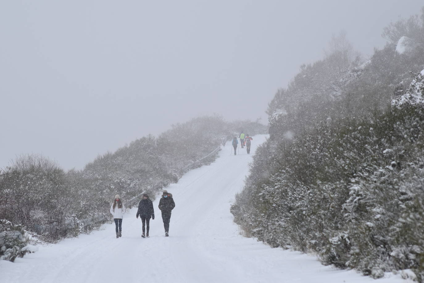 La nieve convierte Brañosera en zona de juegos en familia