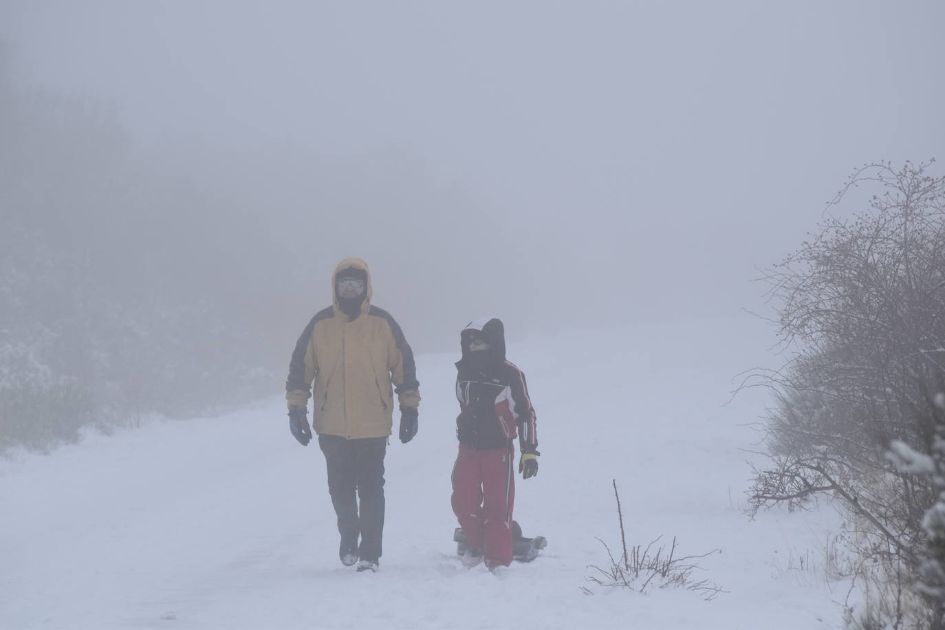 La nieve convierte Brañosera en zona de juegos en familia