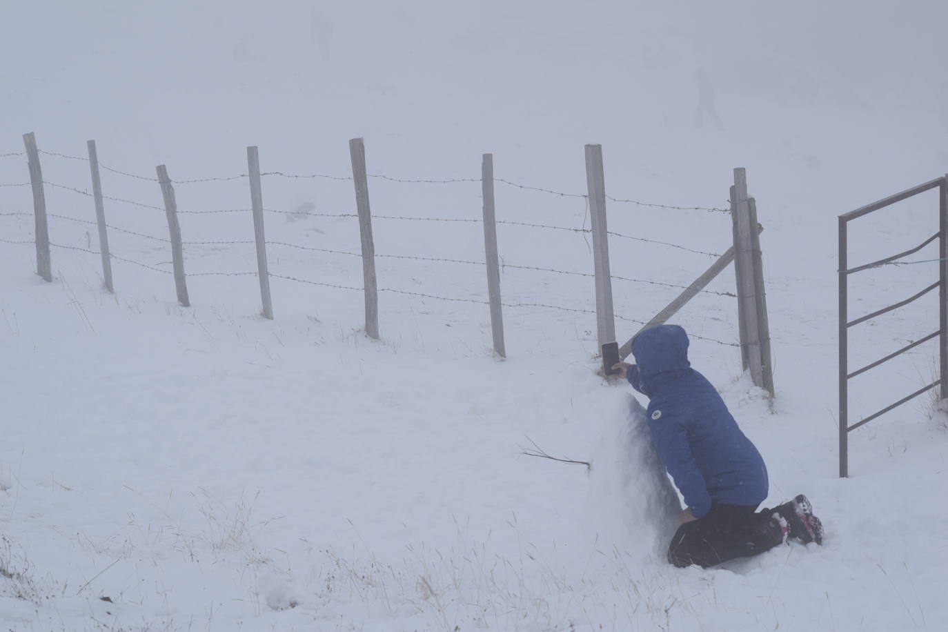 La nieve convierte Brañosera en zona de juegos en familia