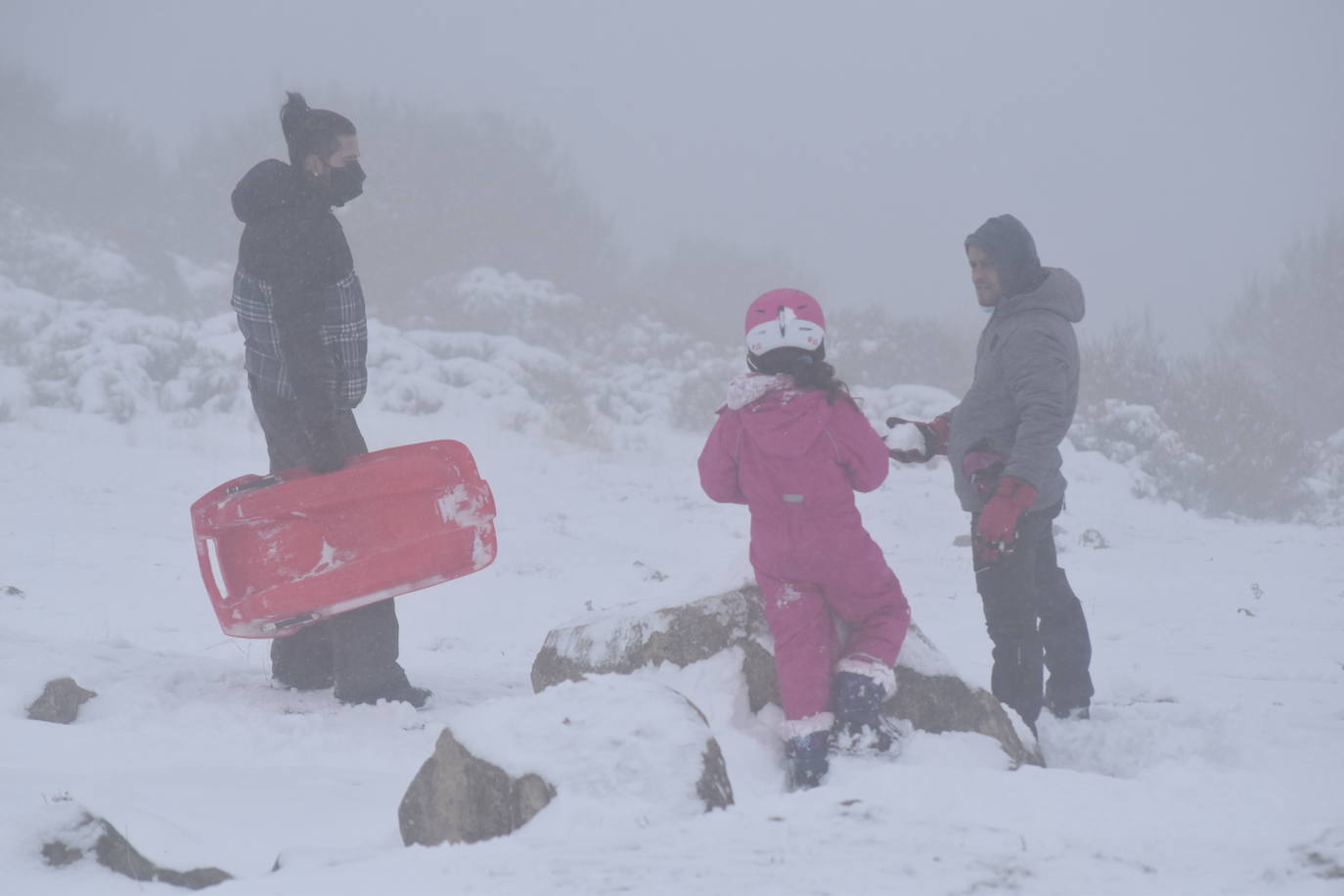 La nieve convierte Brañosera en zona de juegos en familia