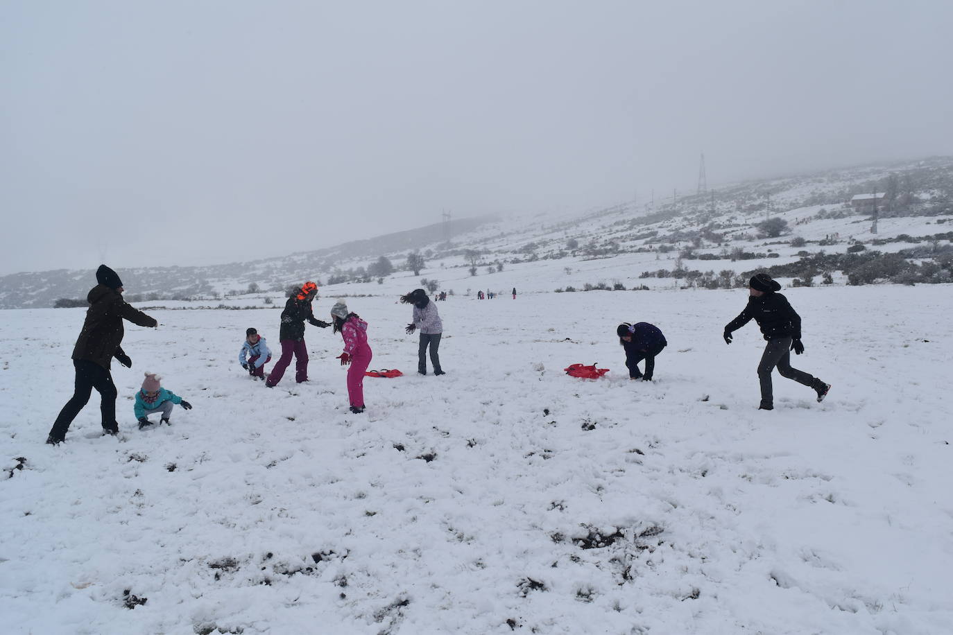 La nieve convierte Brañosera en zona de juegos en familia