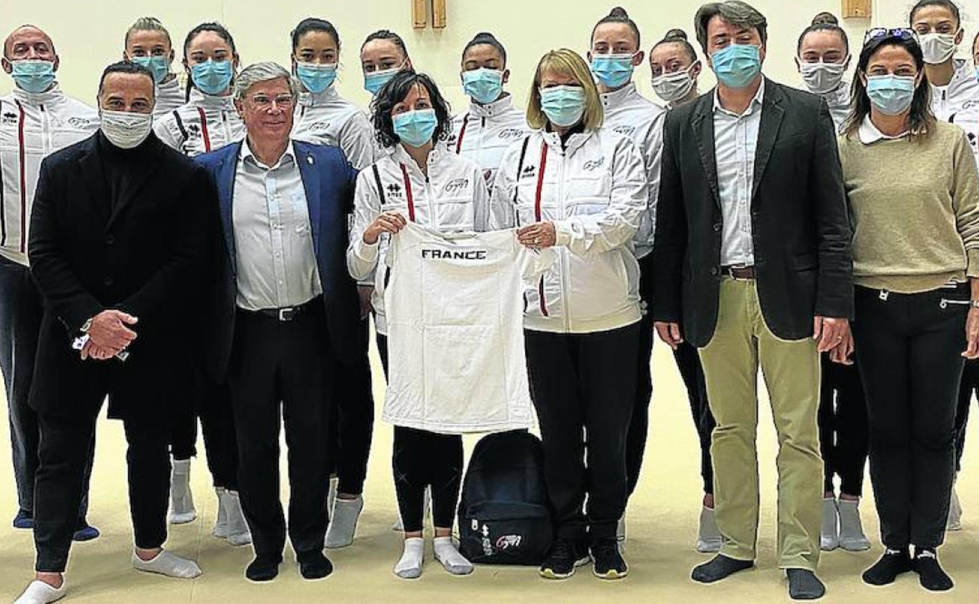 Sara Bayón y Anna Baranova, en el centro, con el equipo de gimnasia rítmica de Francia.
