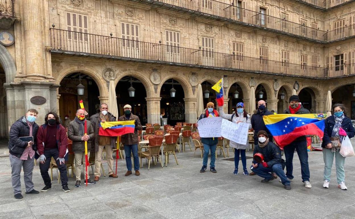 Venezolanos durante su protesta ayer en la Plaza Mayor.