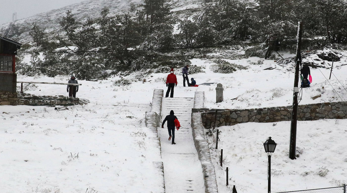 El puerto de Navacerrada se llena durante el puente de la Constitucion.