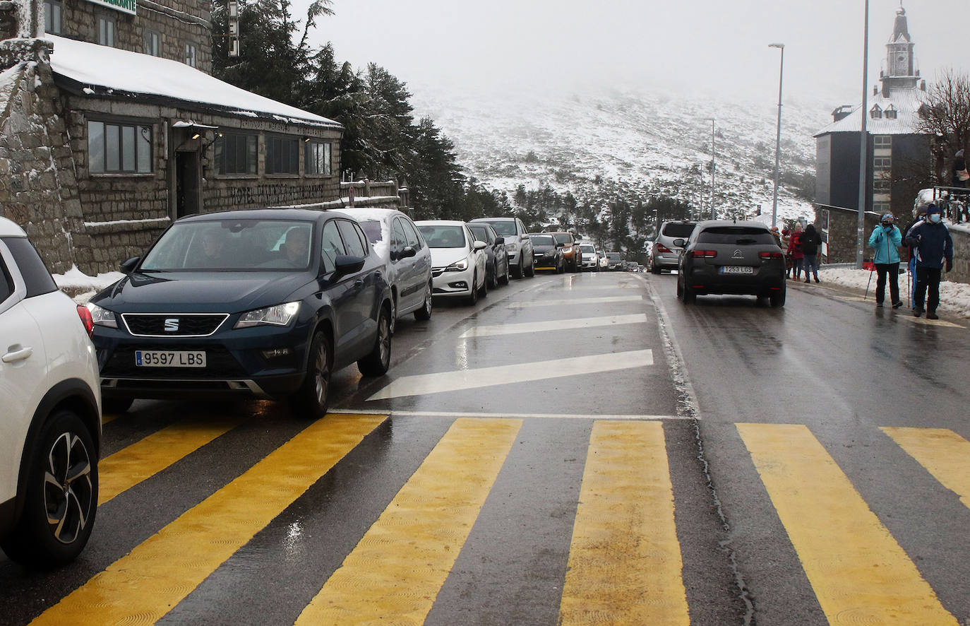El puerto de Navacerrada se llena durante el puente de la Constitucion.