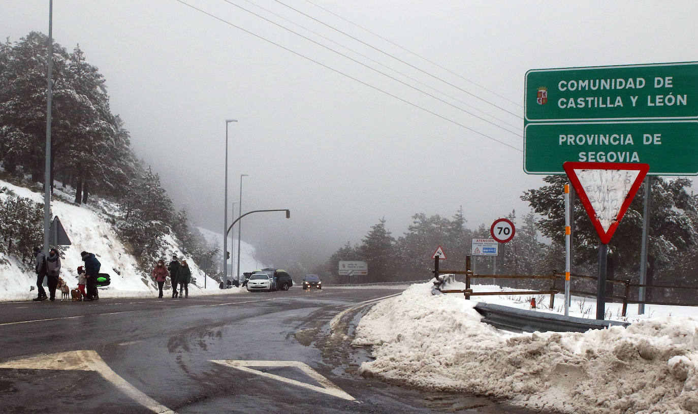 El puerto de Navacerrada se llena durante el puente de la Constitucion.