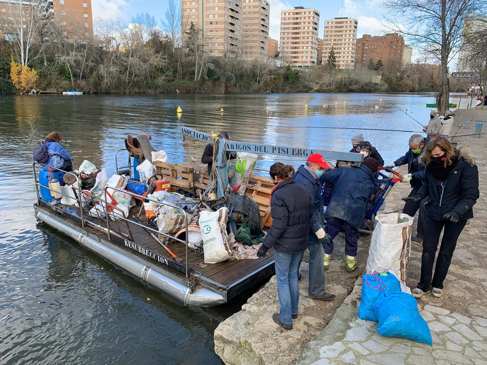 Fotos: La Asociación Cultural &#039;Amigos del Pisuerga&#039; da por concluida la campaña de este año de limpiezas
