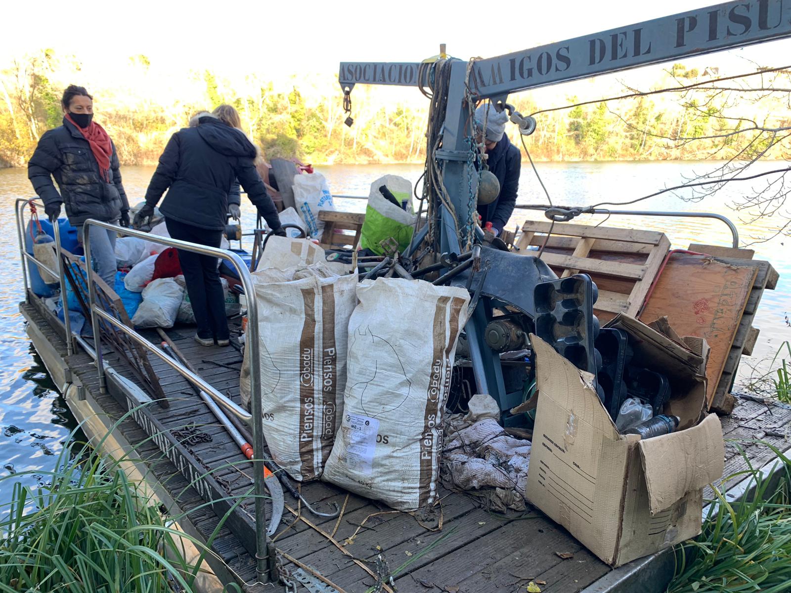Fotos: La Asociación Cultural &#039;Amigos del Pisuerga&#039; da por concluida la campaña de este año de limpiezas