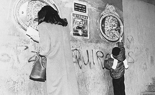 Una señora y un niño hechando las cartas en los buzones del edificio de Correos en 1994.