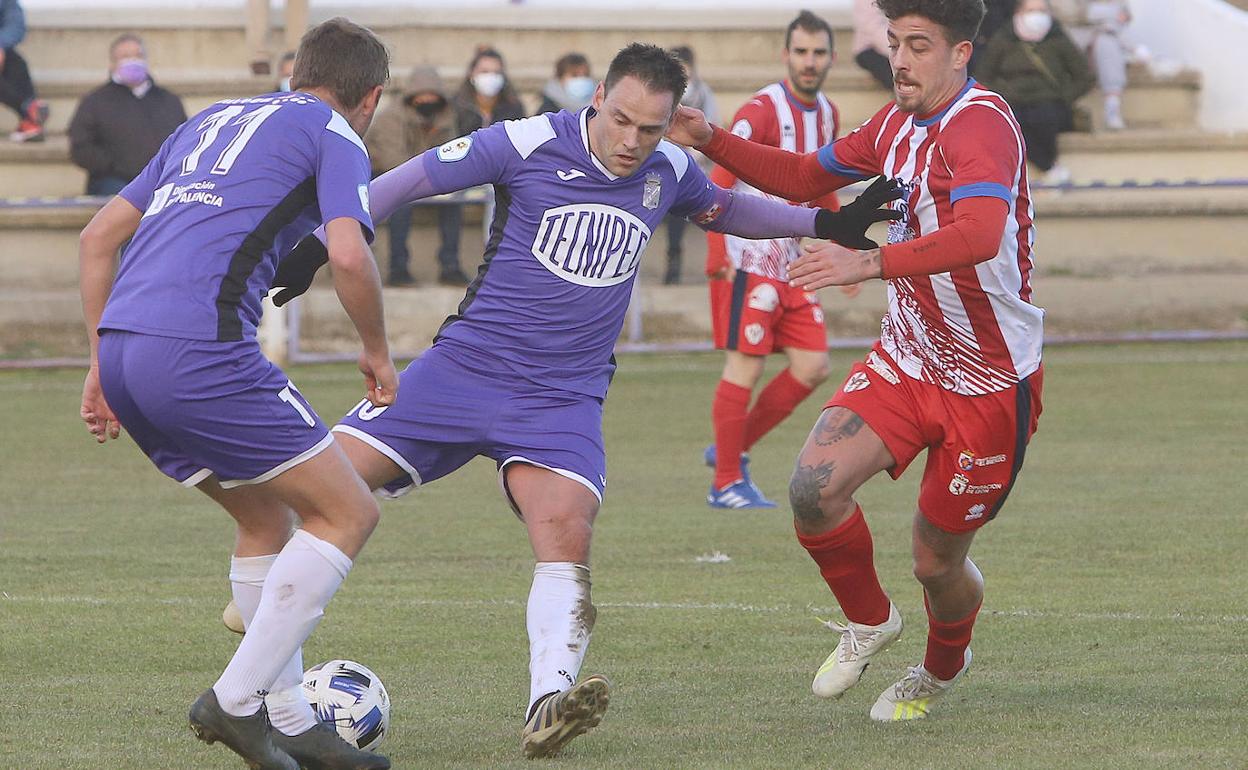 Melero busca el disparo ante un jugador rival en el encuentro disputado en el Mariano Haro. 