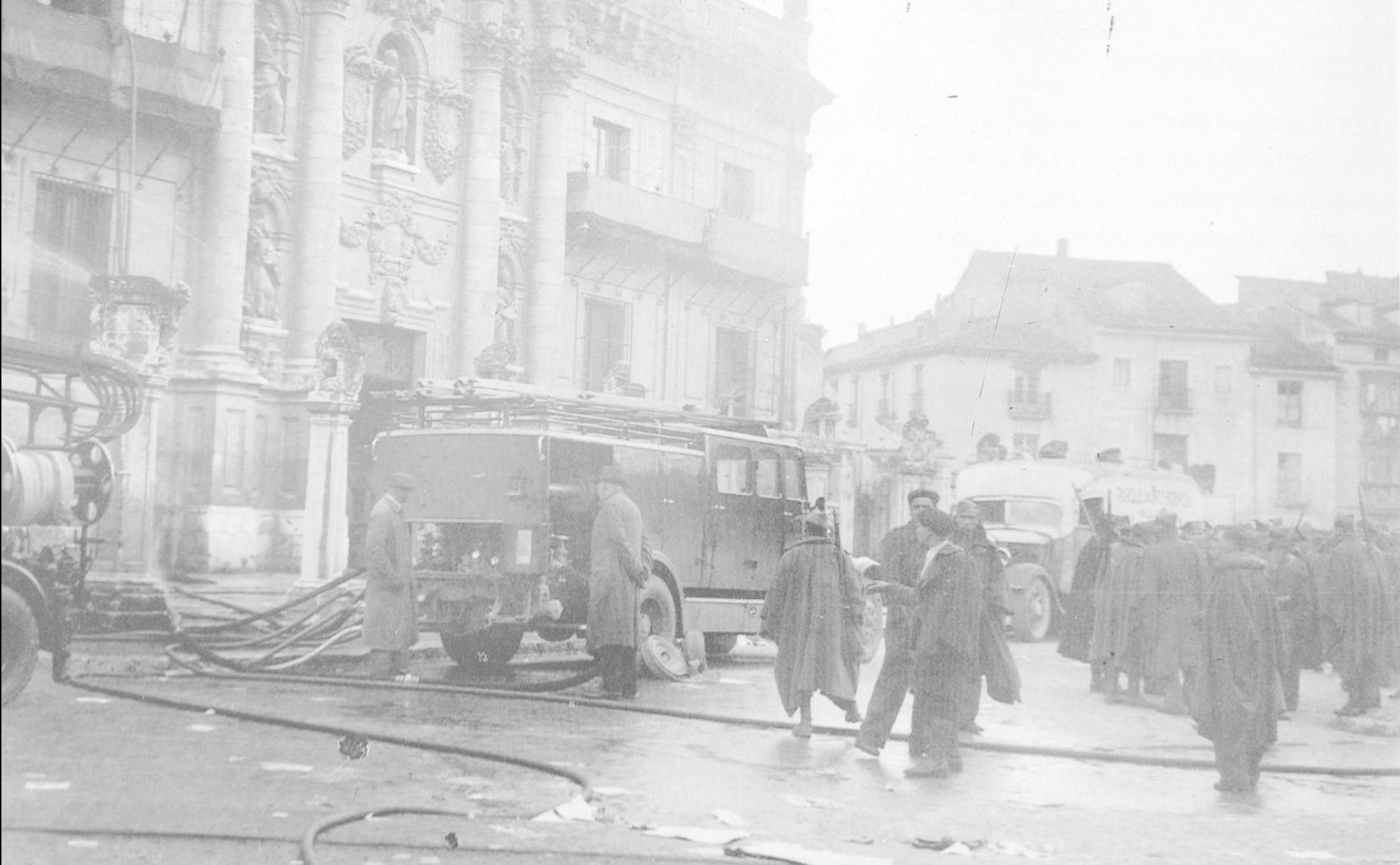 Trabajos de extinción del incendio en la plaza de la Universidad.