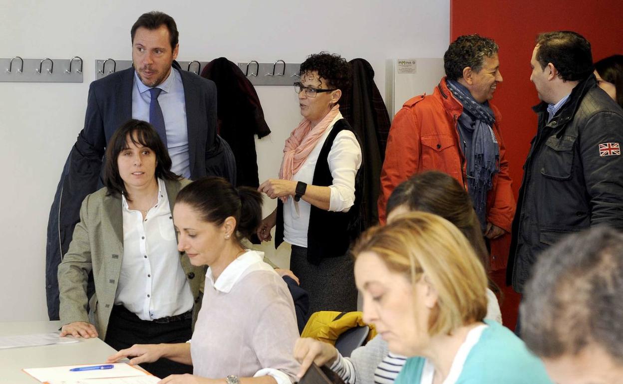 Óscar Puente y la concejala Rafaela Romero, en el Consejo de Personas con Discapacidad del Ayuntamiento de Valladolid.