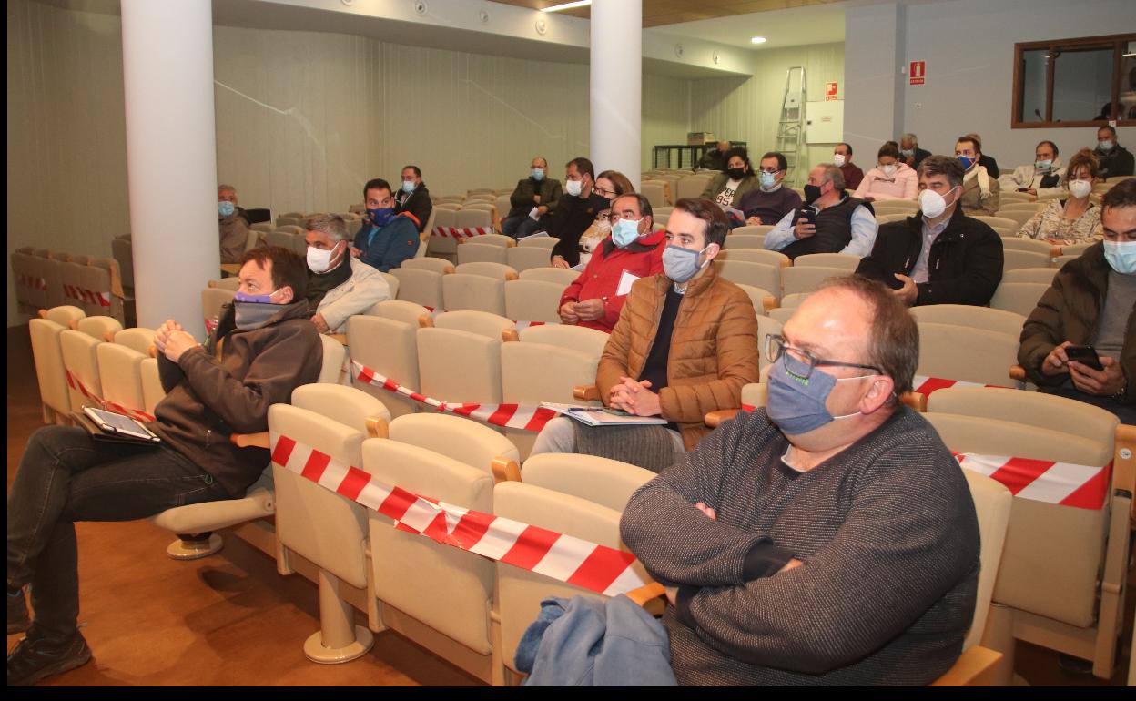 Asistentes a la asamblea de la comunidad.