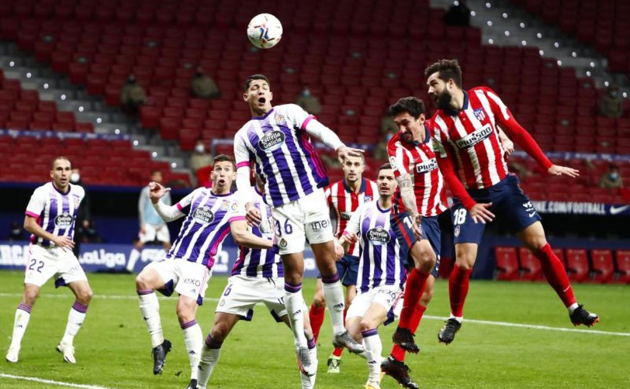 Marcos André busca el remate en el Atlético de Madrid-Real Valladolid de la pasada jornada