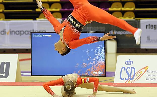 Ismael Medina y Luz Lupiáñez revalidan el título de campeones de España de acrobacia