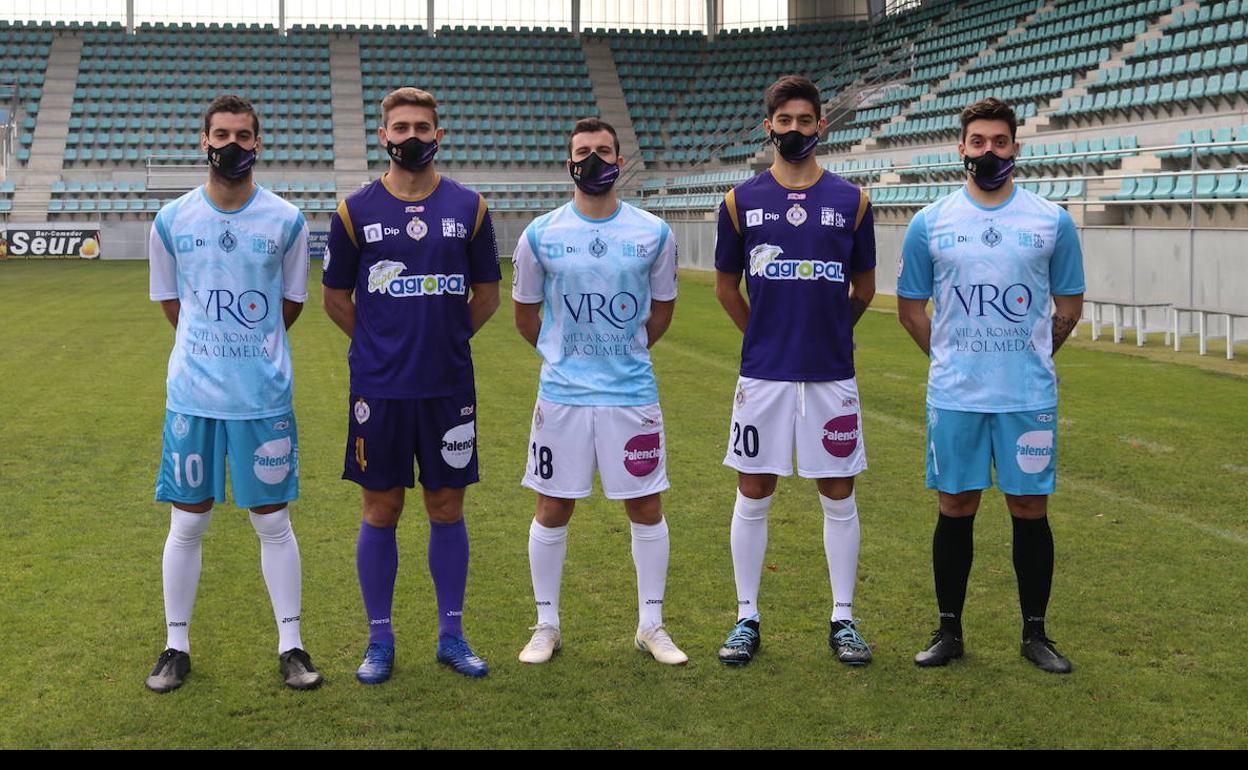 Jugadores del Palencia Cristo con las nuevas equipaciones para esta temporada. 