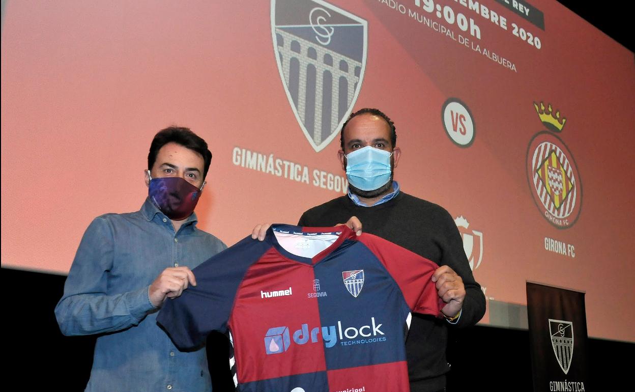 Los directivos Santiago Barrio (i) y Juan Carlos Renedo posan con la camiseta que lucirá el equipo en la Copa.