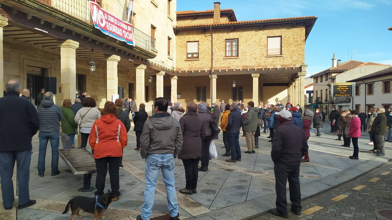 Los vecinos, durante la lectura del manifiesto a cargo del alcalde.